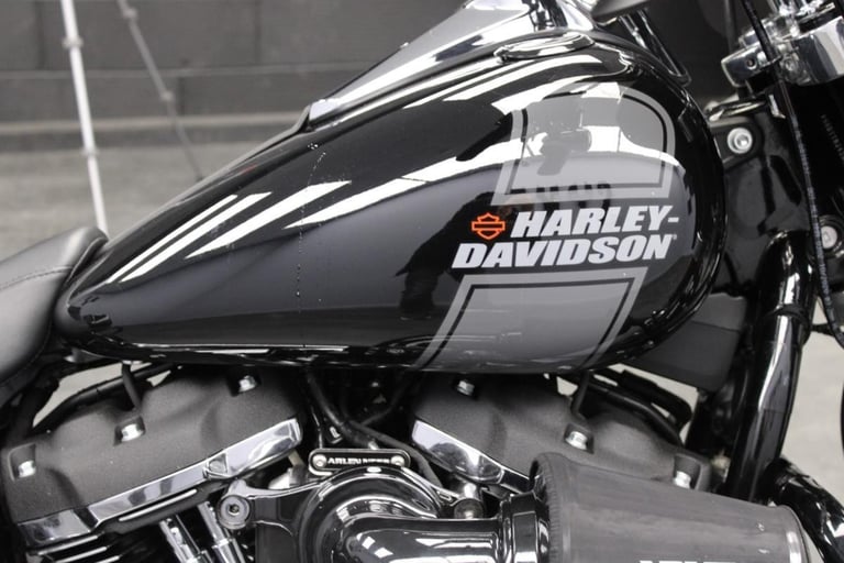 2021 Harley-Davidson FLSB Softail Sport Glide in Vivid Black