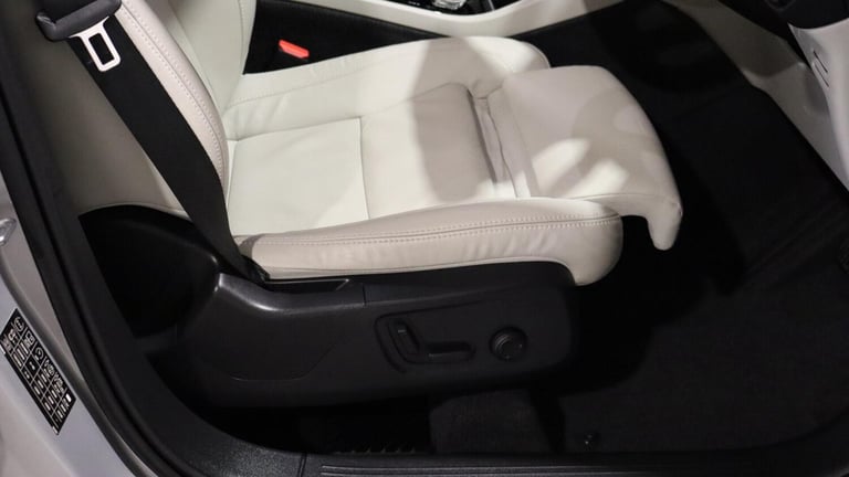  Volvo XC40 B4 (P) Ultimate Dark (360 Camera, Sunroof, BLIS) Petrol/Electric Hybrid Automatic