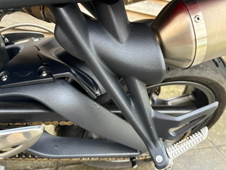 2011 // 11 Triumph Street Triple 675 £2800 Red 21813 miles.