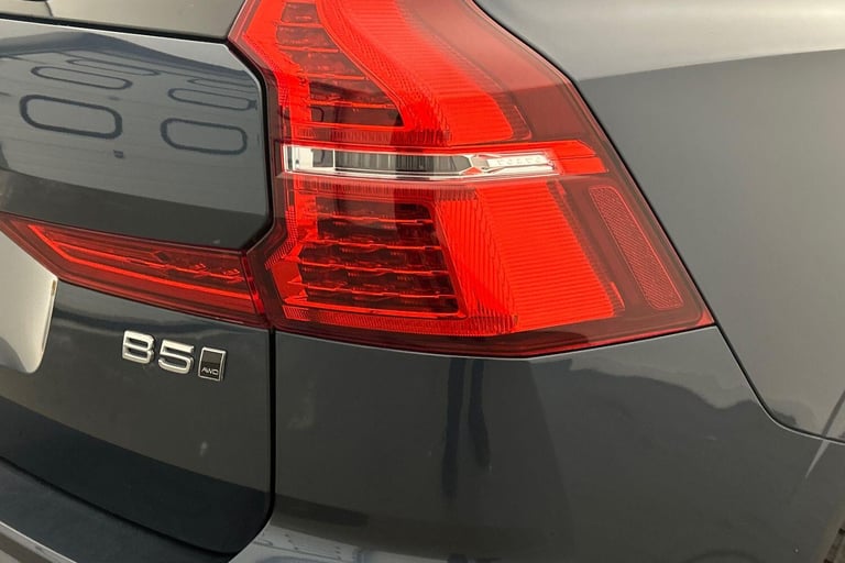 2022 Volvo XC60 Momentum, B5 AWD mild hybrid ESTATE Petrol/Electric Hybrid Automatic