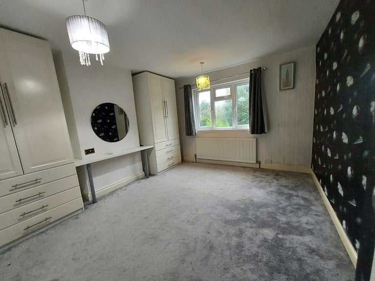 Room to rent in shared property