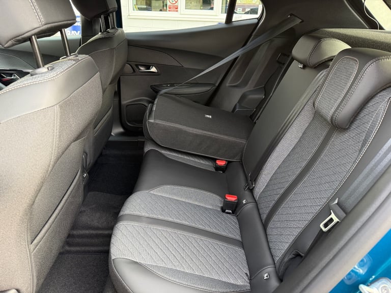 2025 Peugeot 2008 1.2 PureTech Allure 5dr ONLY 710 MILES, MAY 2028 WARRANTY,  HATCHBACK Petrol Ma...