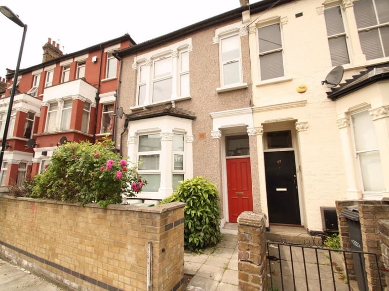 Hane Estate Agents Offer a Newly Painted 2 Bedroom Ground Floor Flat with Own Rear Garden
