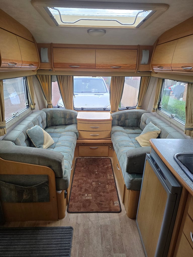 2005 Coachman VIP 530/4  Here is our 2005 Coachman VIP with a fixed bed 