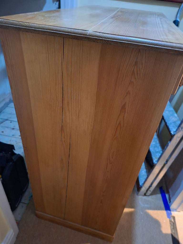 Pine chest of drawers 