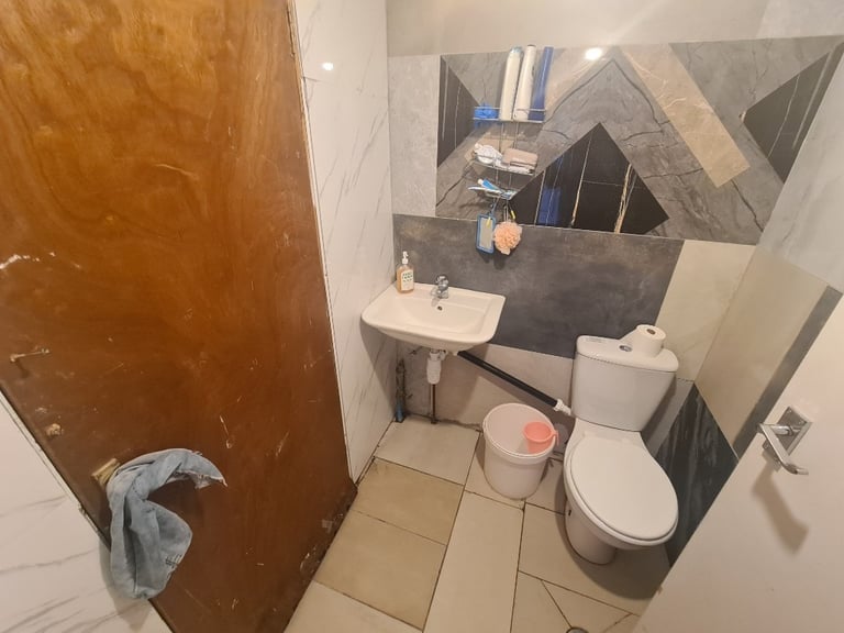 One Bedroom Anex With  Shower/Toilets in Croydon Next to Threrapia Lane Tram Stop