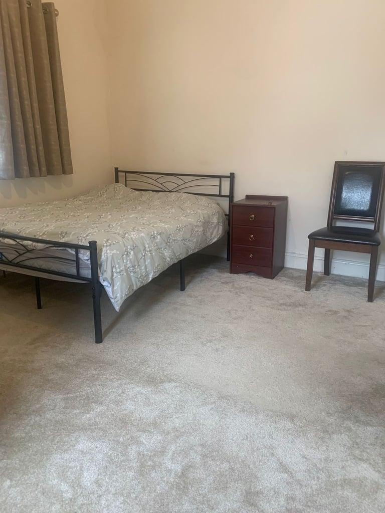 Spacious and Cosy Double Room for Rent in - IG2 7DL