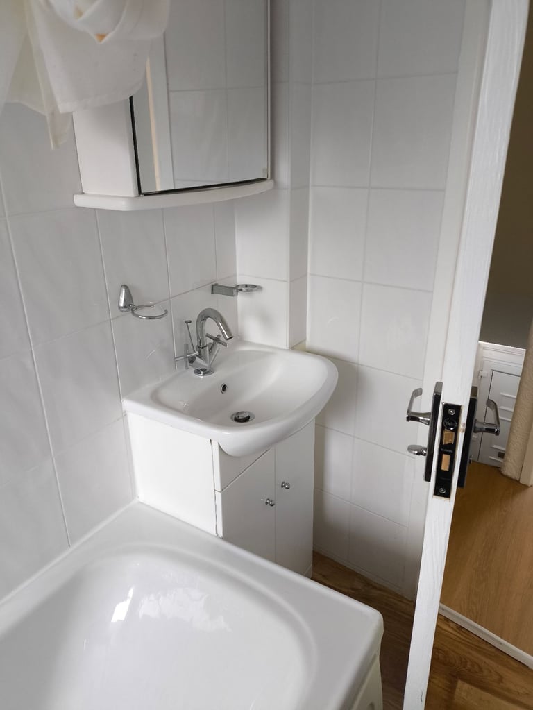 Newly Refurbished 2-Bedroom Terraced House To Let – Modern Living in Middleton!