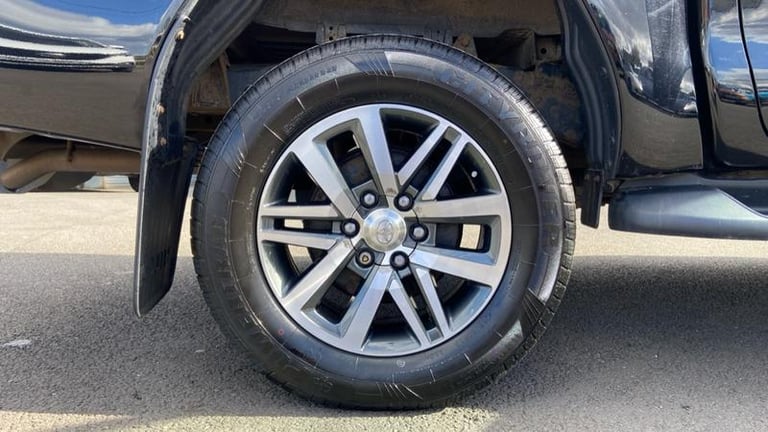 2019 Toyota Hilux 2.4 D-4D Invincible Pickup Double Cab 4dr Diesel Manual 4WD Euro 6 (s/s) (T Pic...
