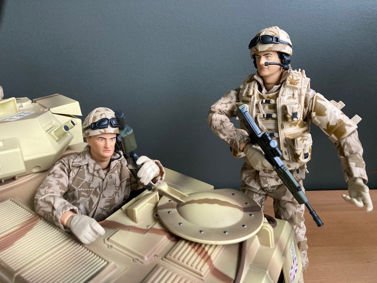 H.M. Armed Forces Fast Pursuit Battle Tank with 4 Infantrymen &  Marines Commando Sniper.