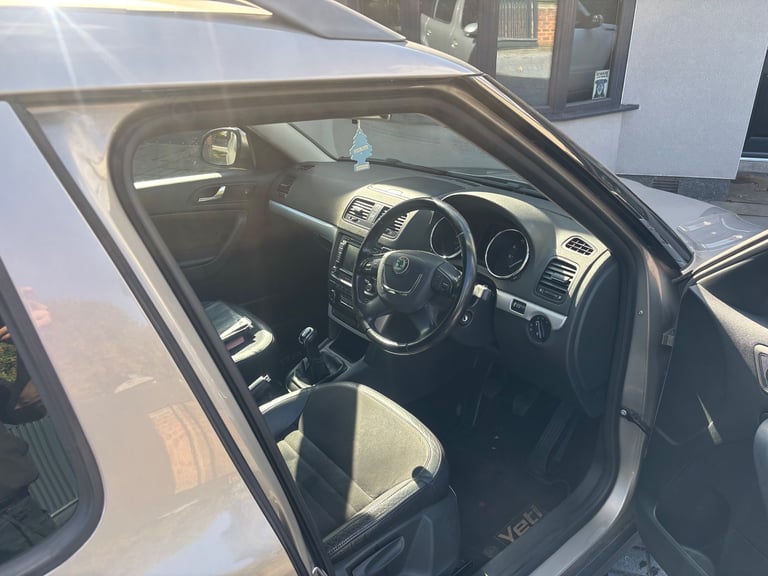 Skoda, YETI, Hatchback, 2012, Manual, 1598 (cc), 5 doors