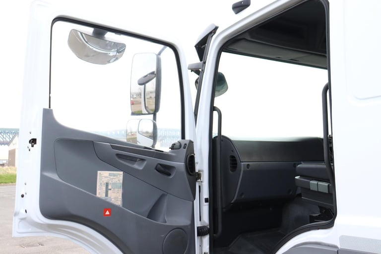 MERCEDES AXOR 1824 4X2 SLEEPER 26FT BOXVAN (2013)