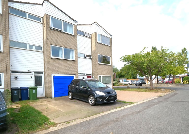 4 bedroom townhouse with garage in Bar Hill near Cambridge  