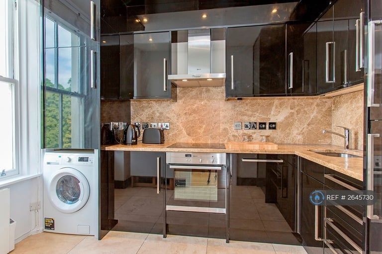 2 bedroom flat in Prince Of Wales Terrace, London, W8 (2 bed) (#2645730)