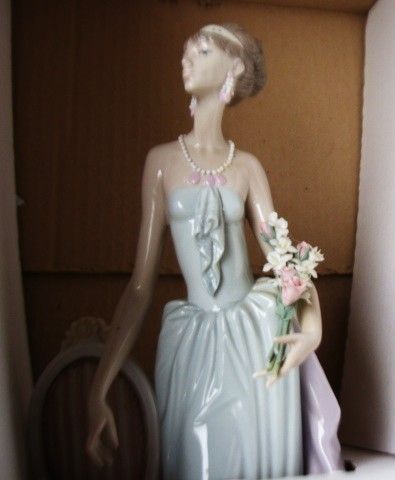 Lladro - Lady Figurine - Really a Beautiful Piece - as per attached