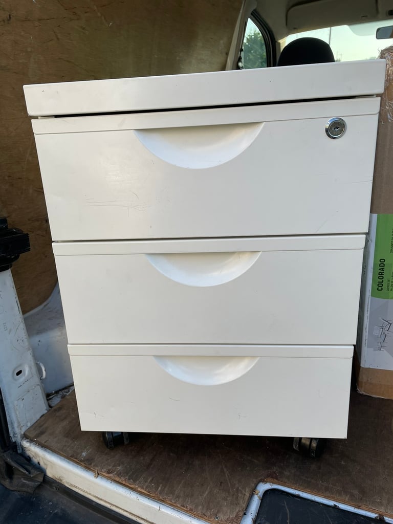 3 drawer metal cabinet in good condition