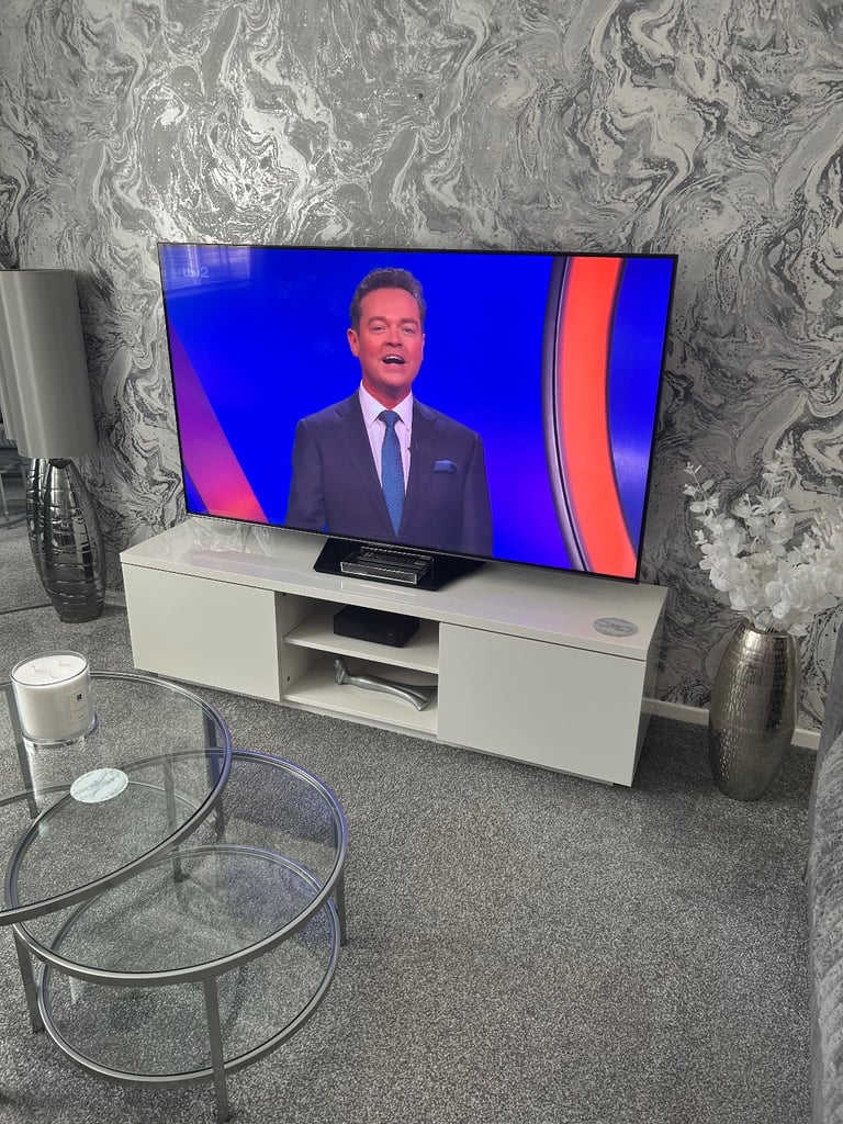Hi gloss white tv unit 