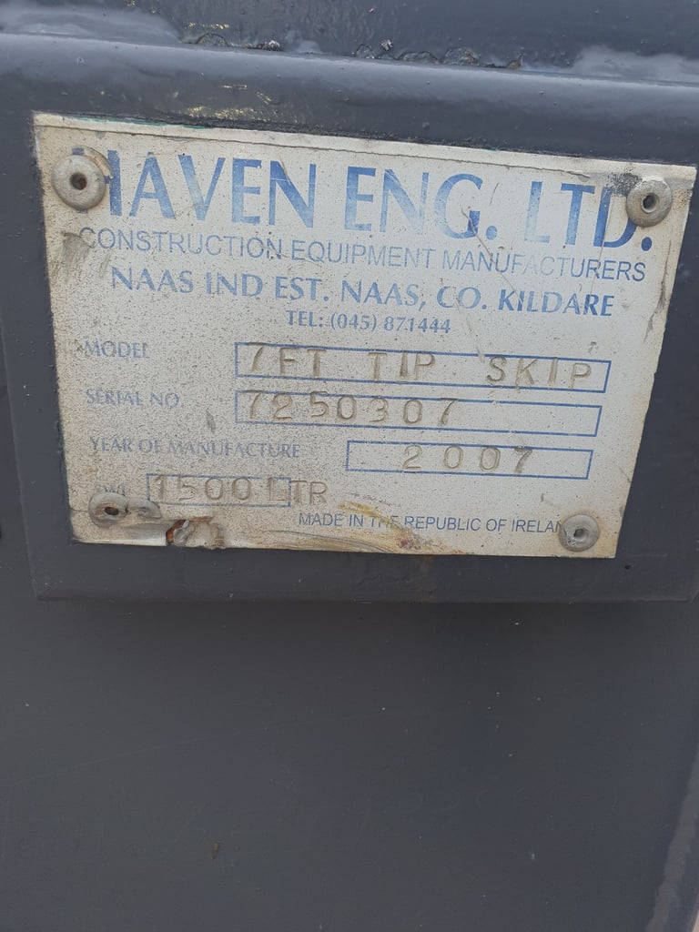 Forklift tipping skip
