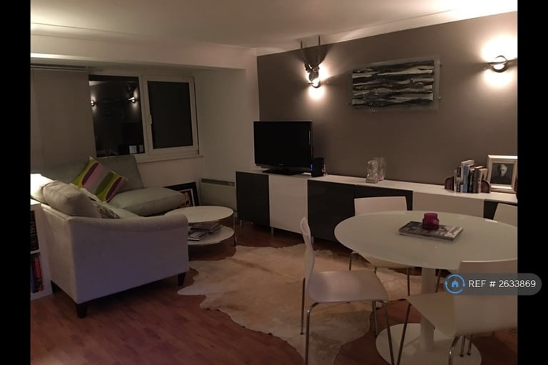 image for 2 bedroom flat in Glebe Court, Guildford, GU1 (2 bed) (#2633869)