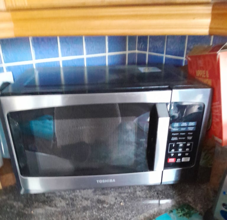 image for Hardly Used Tosiba 800W 23L Microwave Oven with Digital Display