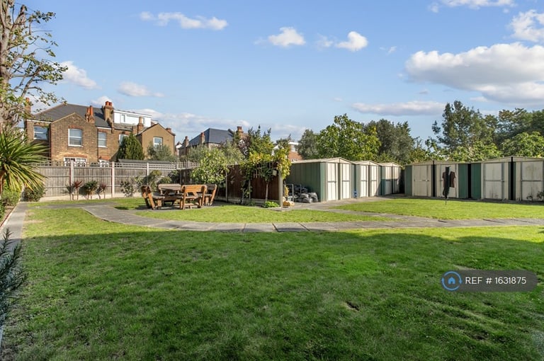 2 bedroom flat in Hazeltree Lodge, London, N13 (2 bed) (#1631875)