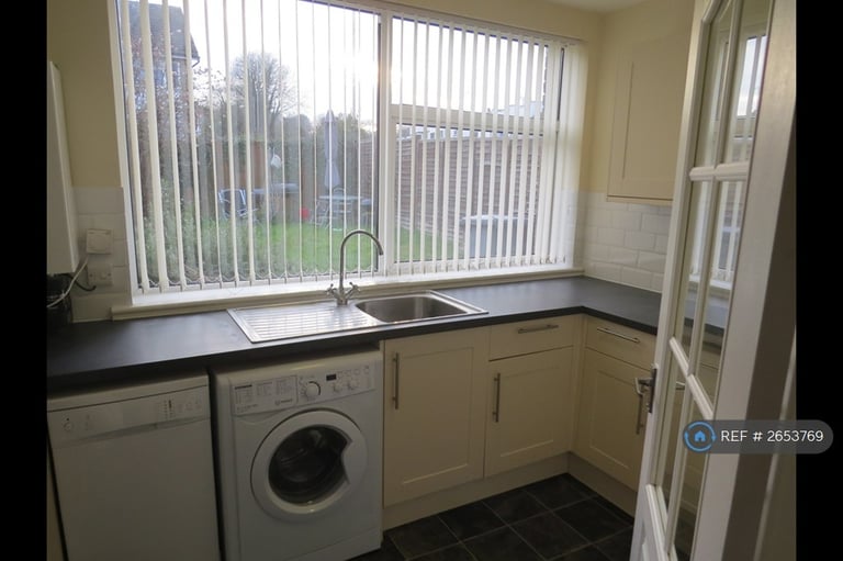 2 bedroom flat in Mowbray Drive, Reading, RG30 (2 bed) (#2653769)
