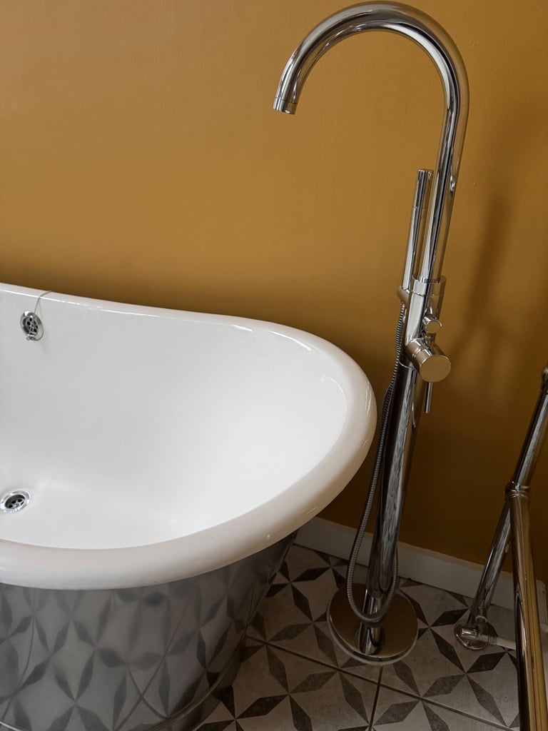 Floor freestanding chrome bath tap with shower attachment