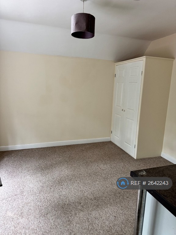 Studio flat in Balcombe Road, Crawley, RH10 (#2642243)