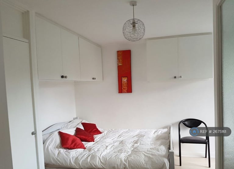 1 bedroom flat in Tregunter Road, London, SW10 (1 bed) (#2675161)