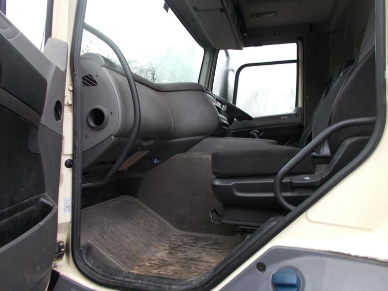 2014 (14) LEYLAND DAF CF 330 FLATBED WITH CRANE & BRICK GRAB. REAR LIFT STEER