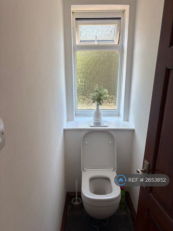 2 bedroom flat in Bushey, Bushey, WD23 (2 bed) (#2653852)