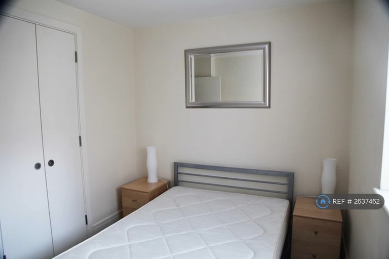 1 bedroom flat in Lockes Yard, Manchester, M1 (1 bed) (#2637462)