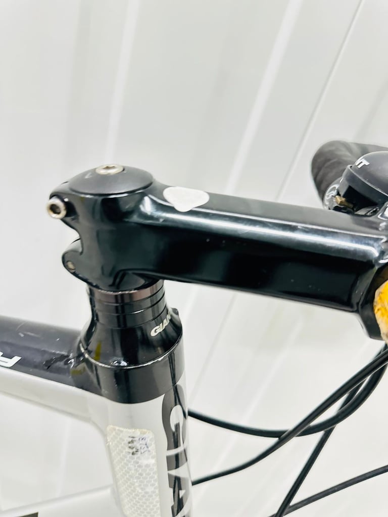 GIANT DEFY Sizs/ XL Alloy Fully Serviced Warranty 700c Wheels