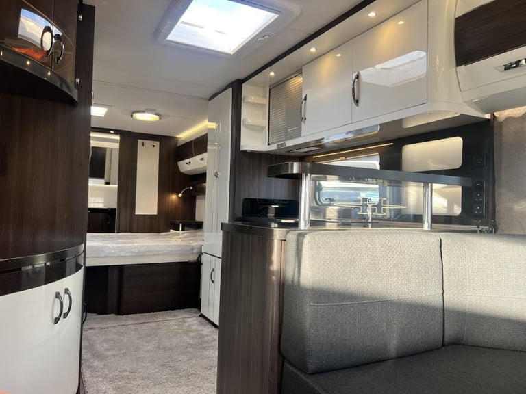 2024 HOBBY PRESTIGE 720 WQC 4 Berth fixed island bed End washroom