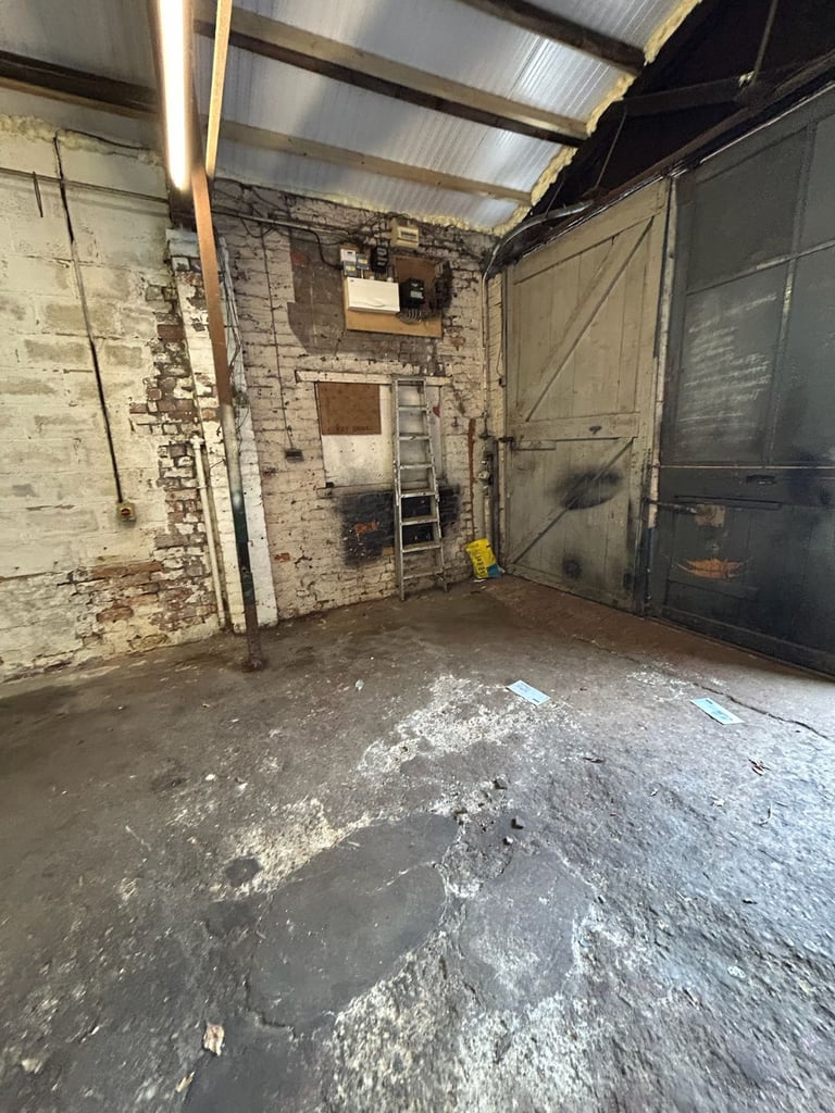 Commercial Garage/workshop/storage Unit 725 sq. ft.