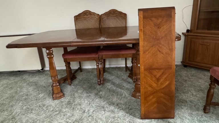 Extendable Wooden Dining table + 6 chairs