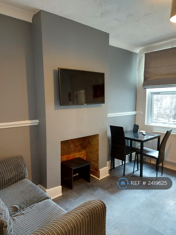 1 bedroom in Institute Road, Chatham, ME4 (#2419625)