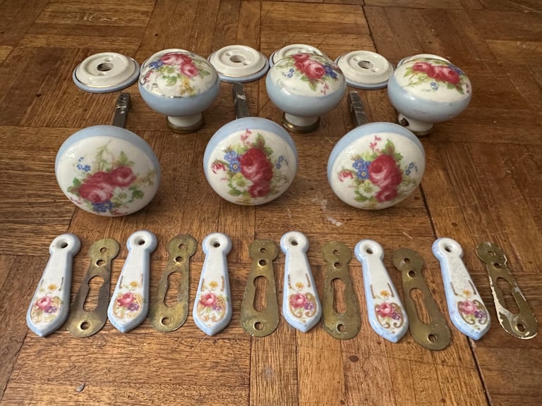 image for 3x Vintage Victorian Porcelain Floral & Pale Blue Door jnobs + Keyhole Lock