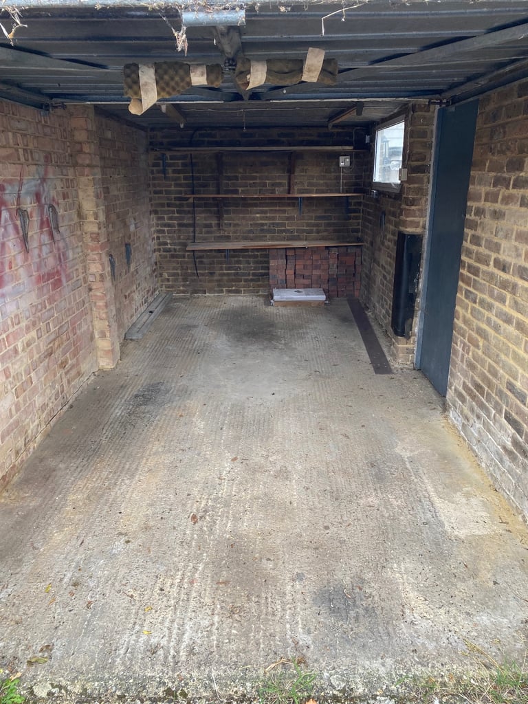 Garage for rent in Southgate, Crawley (18ft x 8ft) 144 square foot 