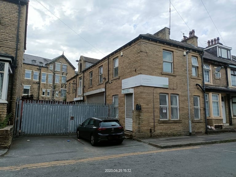 Commercial Unit to Let – 2 Floors, Yard & Parking – Manningham
