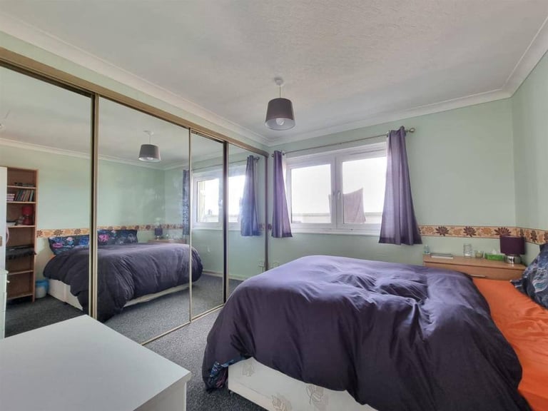 Spacious one bed flat with good privacy and grand view of London