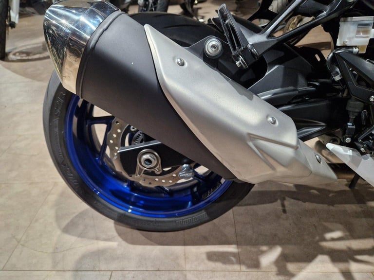 SUZUKI GSXS 750 IN WHITE