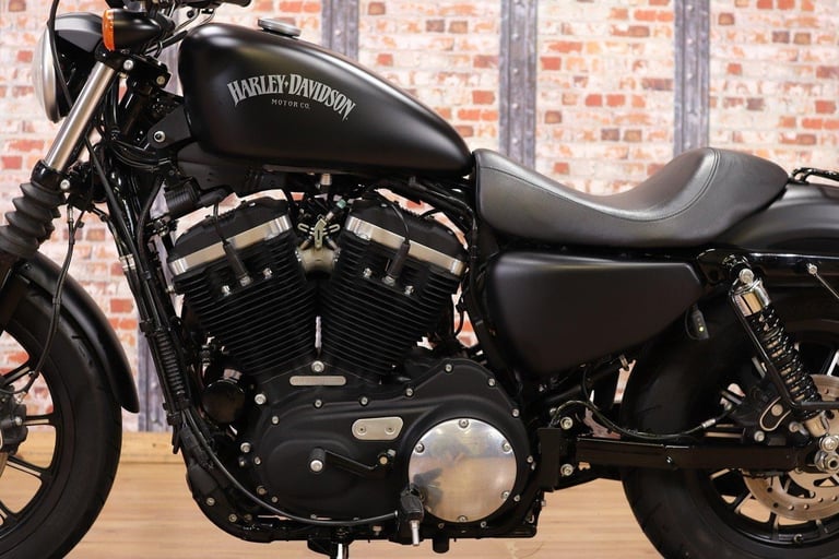 **DEPOSIT TAKEN** 2015 HARLEY XL 883 N SPORTSTER IRON - 4,004 MILES - 1 OWNER