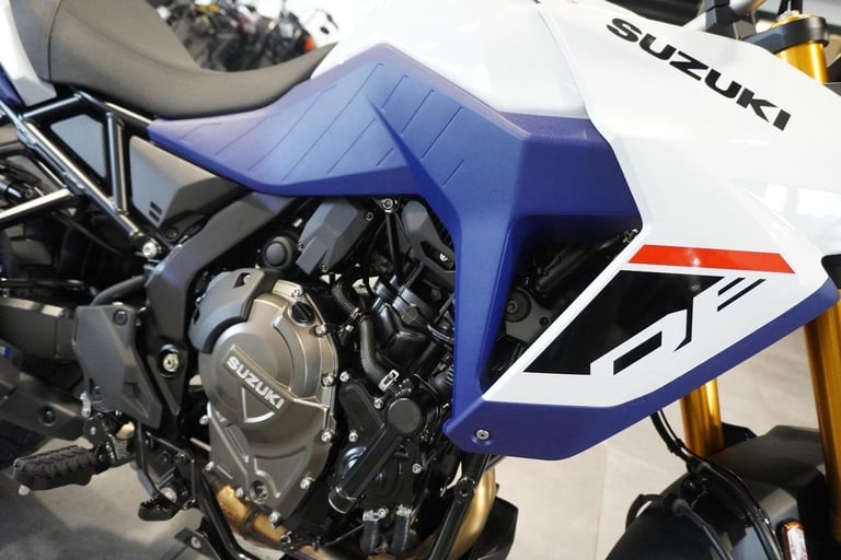 Suzuki V-Strom 800 DE, 2025, Pearl Tech White. IN STOCK NOW