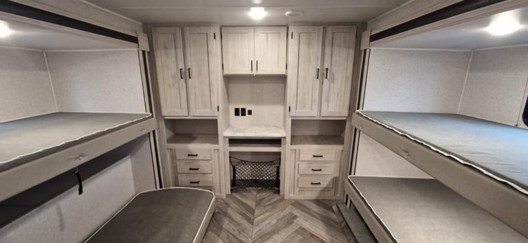 EX DEMO Forest River East To West Della Terra 323QB American Caravan 5th Wheel