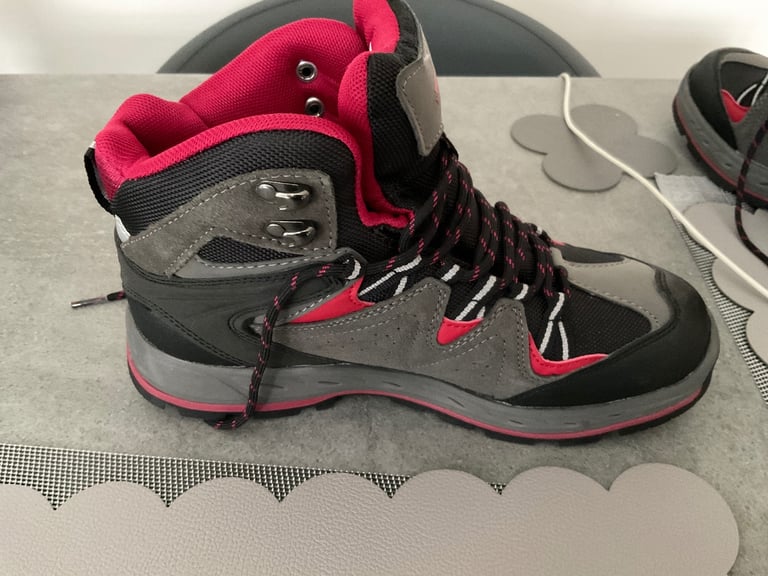 WALKING BOOTS 6.5 UK SIZE