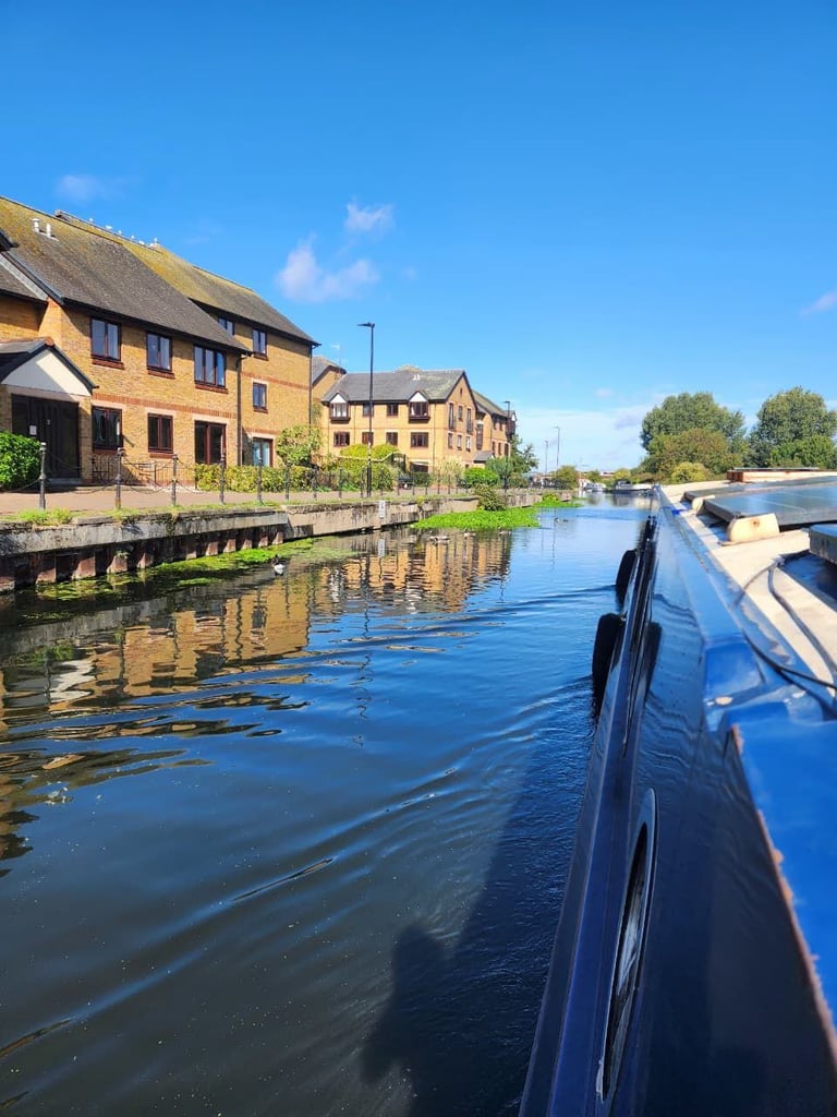 Large Widebeam boat - 2 bedrooms - 2 bathrooms, incl an ensuite - all bills incl - E14 8EG