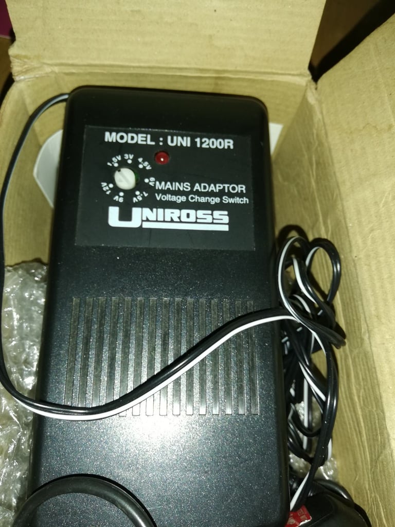 Uniross UNI 2200R mains adapter