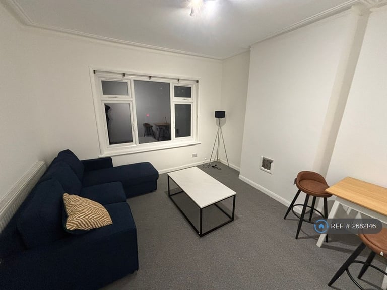 2 bedroom flat in Radbourne Road, London, SW12 (2 bed) (#2682146)