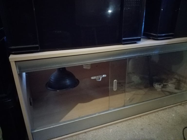 Reptile Vivarium  - Vivexotic   4 x 2 x 2 ft  Just Viv No Equipment   £20 to Clear.